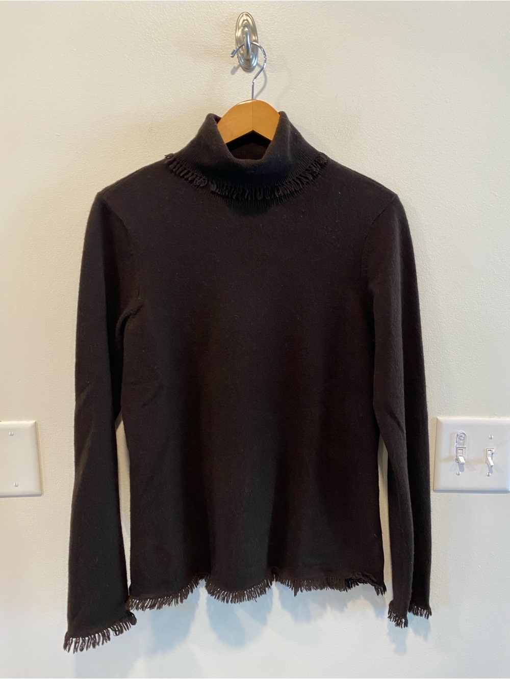 Saks women’s cashmere turtleneck fringe hem sz large brown 100% cashmere
